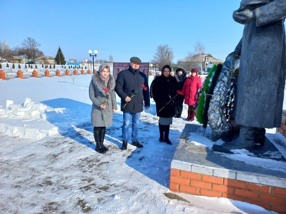 Возложение цветов к памятнику Неизвестного солдата.