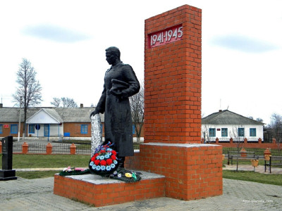 Памятник советских воинов, погибших в боях с фашистскими захватчиками в 1943 году.